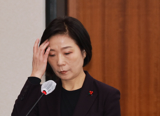 오영주 중소벤처기업부 장관 후보자가 21일 국회 산업통상자원중소벤처기업위원회 소관으로 열린 인사청문회에서 잠시 생각에 잠겨있다.<연합뉴스>